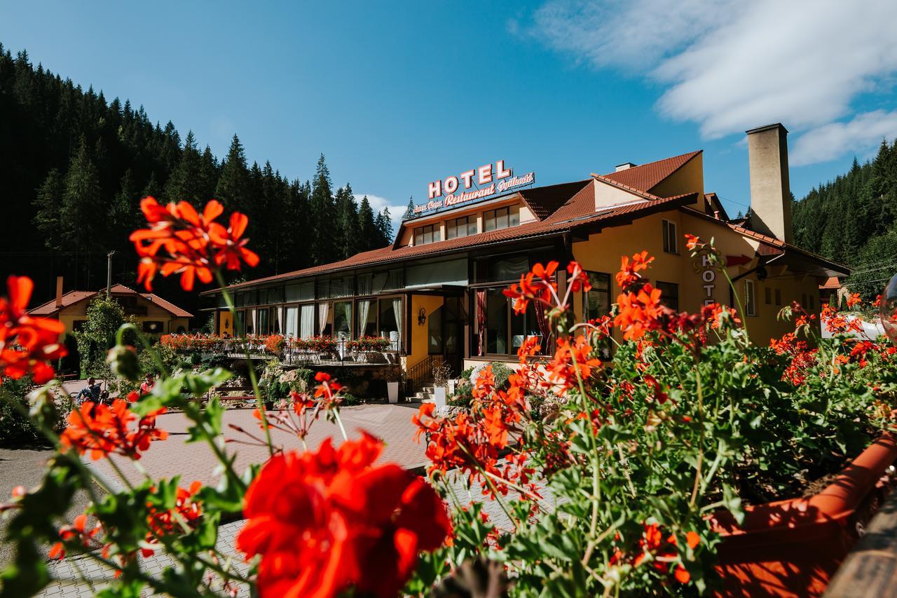 Hotel Lacu Rosu Exterior photo